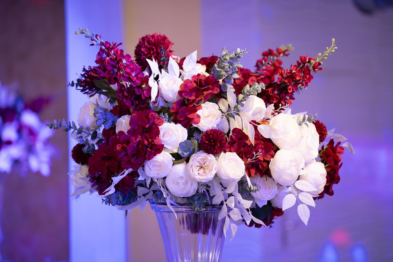 Blumengesteck aus roten und weißen Rosen als Tischdekoration für eine türkische Hochzeit