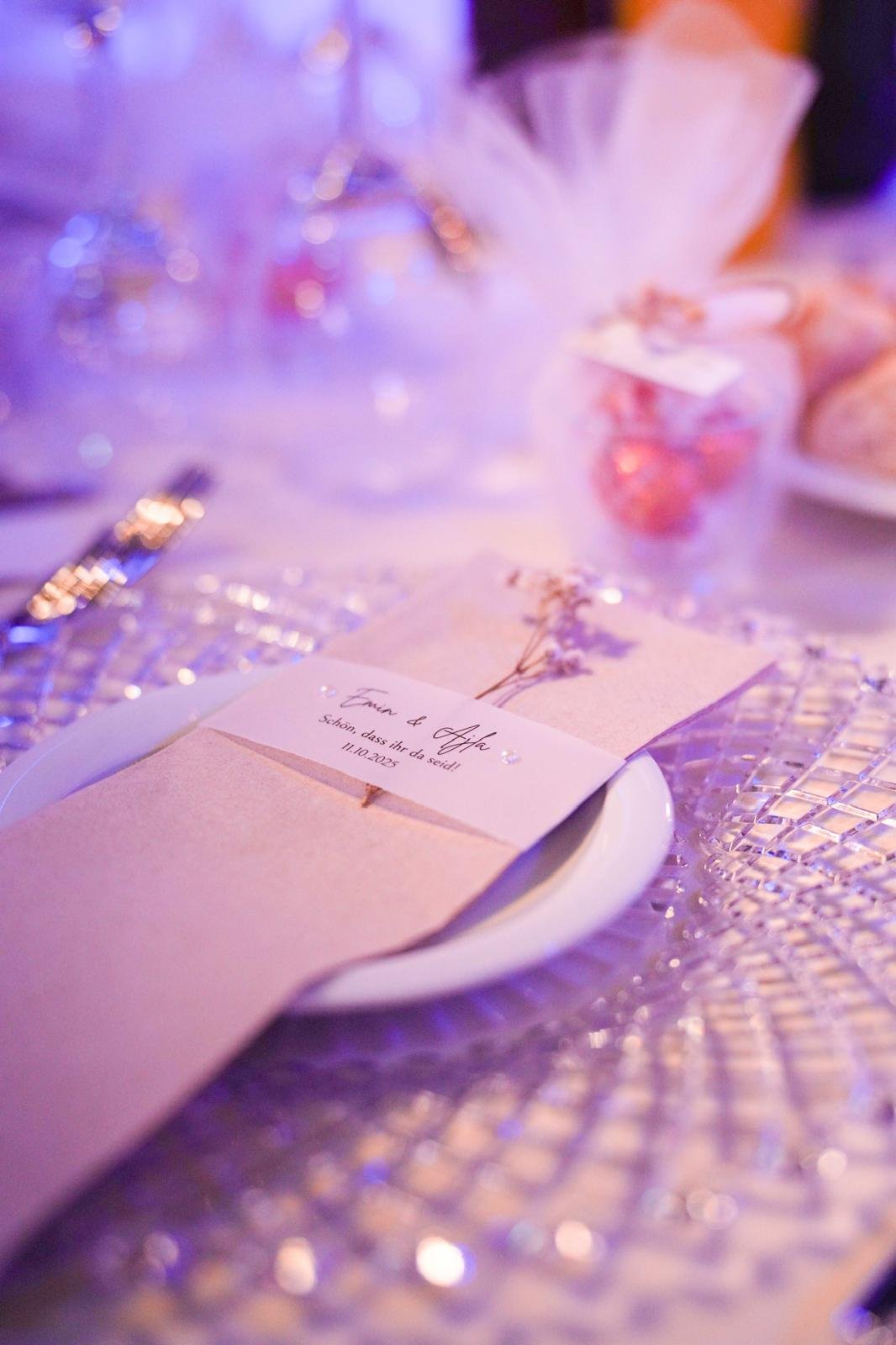 Persönliche Tischkarte auf Kristall-Platzteller bei einer Hochzeit in Geislingen